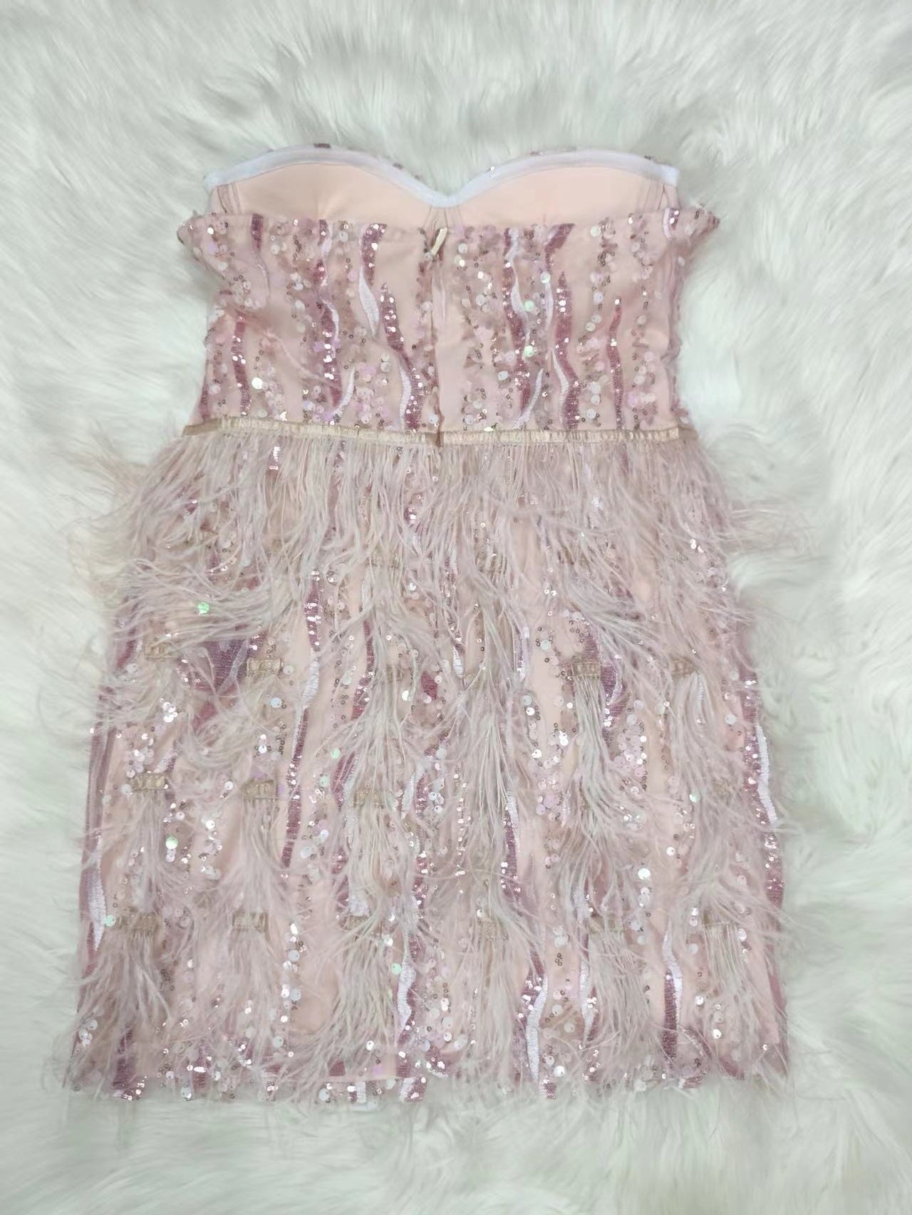 CHOIX CHAUD | Mini-robe moulante sans bretelles à franges en sequins et plumes 2025SS