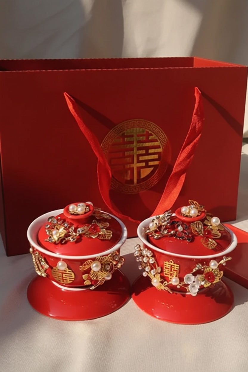 طقم مكون من وعاء شاي سيراميك ثلاثي الأبعاد مصنوع يدويًا من الذهب واللؤلؤ، يحمل شعار "السعادة المزدوجة"، مع غطاء وصحن وصينية.