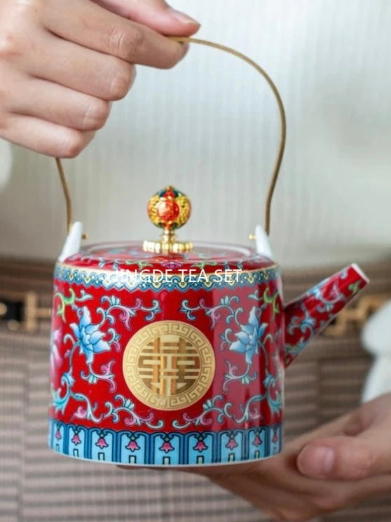 طقم شاي صيني مطلي بالمينا، مطلي بالذهب، بنمط كلاسيكي، يحمل رمز السعادة المزدوجة، مناسب لحفلات الزفاف؛ يتضمن: وعاءين للشاي مع غطاء، إبريق شاي، وصينية.