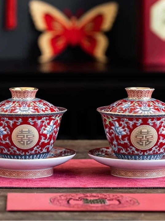 طقم شاي صيني مطلي بالمينا، مطلي بالذهب، بنمط كلاسيكي، يحمل رمز السعادة المزدوجة، مناسب لحفلات الزفاف؛ يتضمن: وعاءين للشاي مع غطاء، إبريق شاي، وصينية.