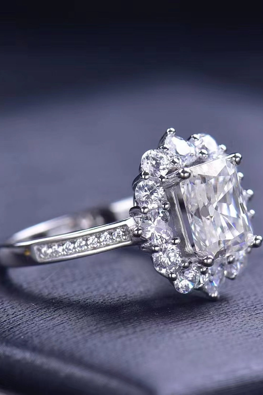 Bague en moissanite taille émeraude de 2 carats