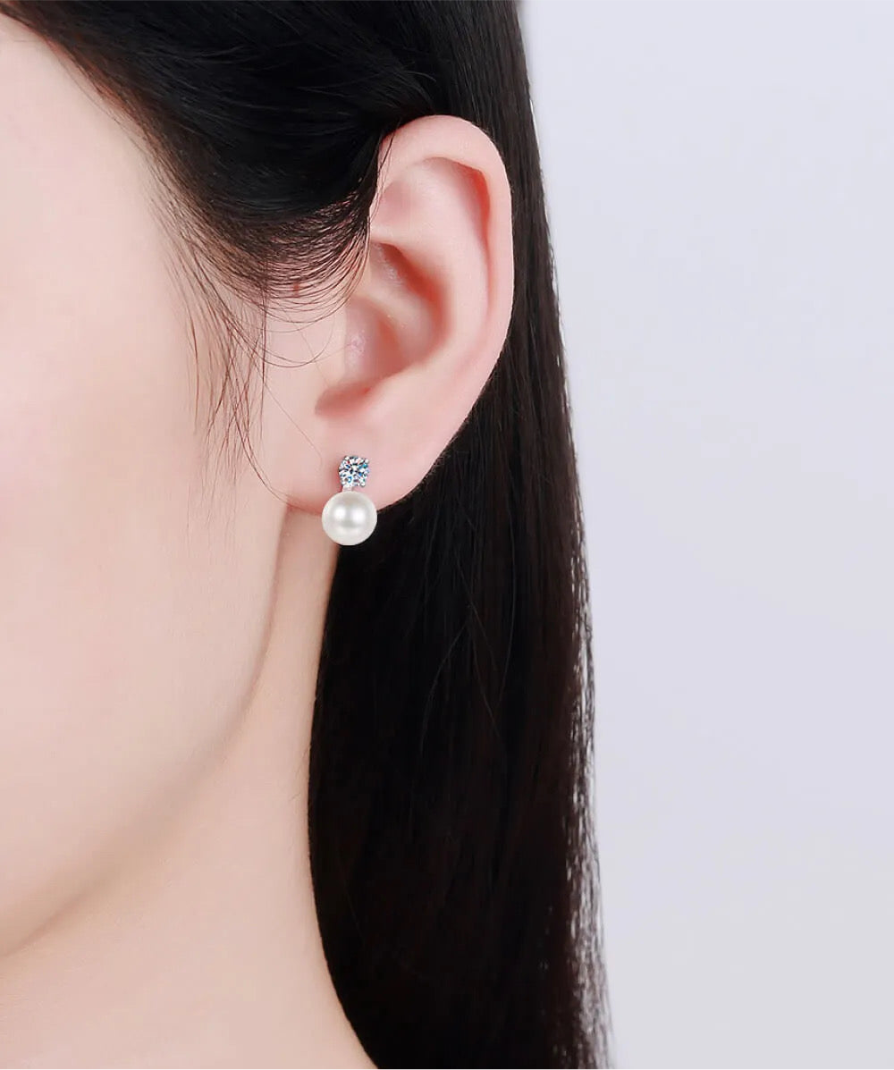 Boucles d'oreilles à tige en perles d'eau douce et moissanite en argent