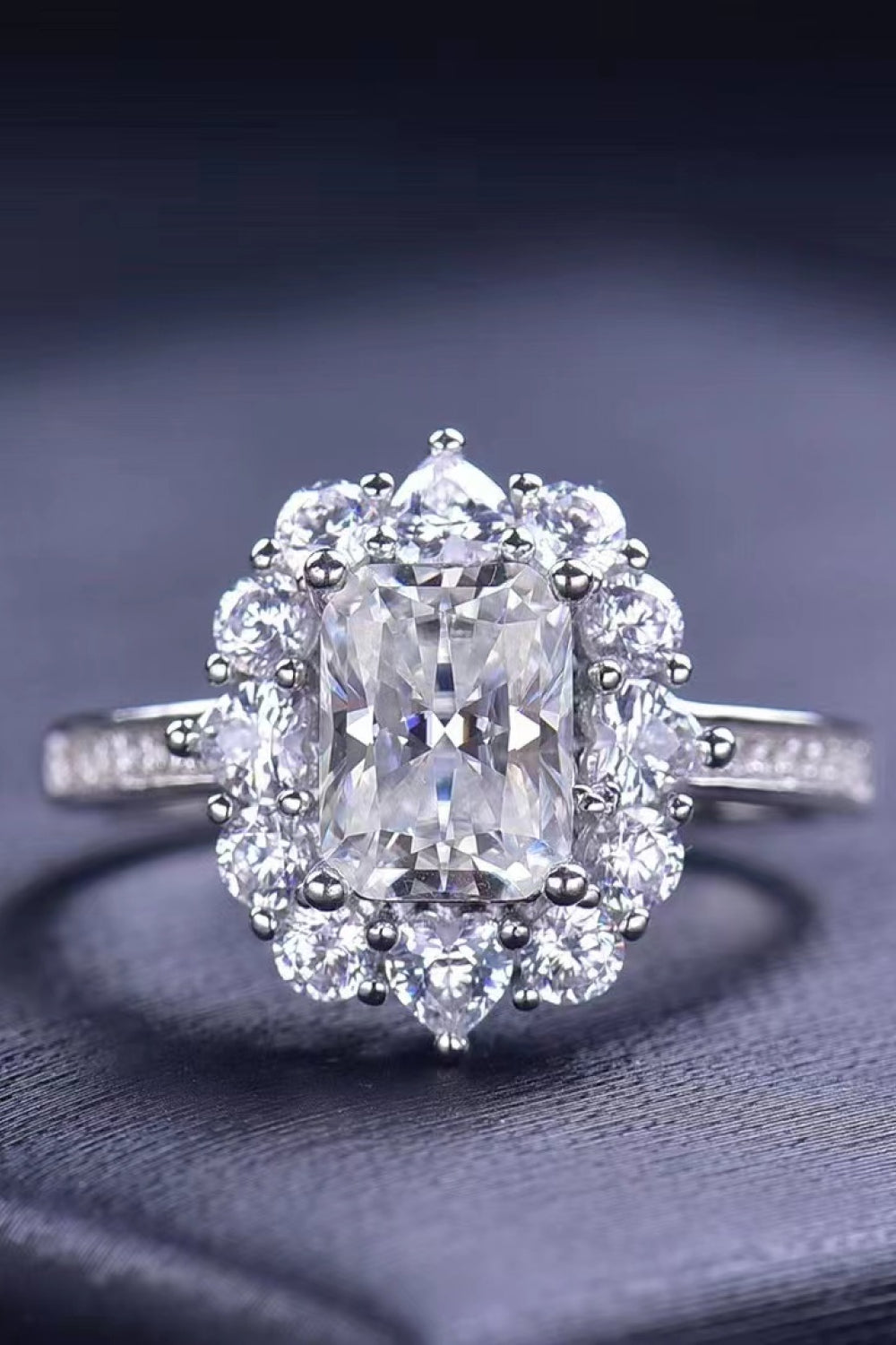 Bague en moissanite taille émeraude de 2 carats