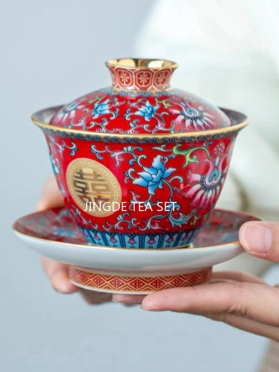طقم شاي صيني مطلي بالمينا، مطلي بالذهب، بنمط كلاسيكي، يحمل رمز السعادة المزدوجة، مناسب لحفلات الزفاف؛ يتضمن: وعاءين للشاي مع غطاء، إبريق شاي، وصينية.