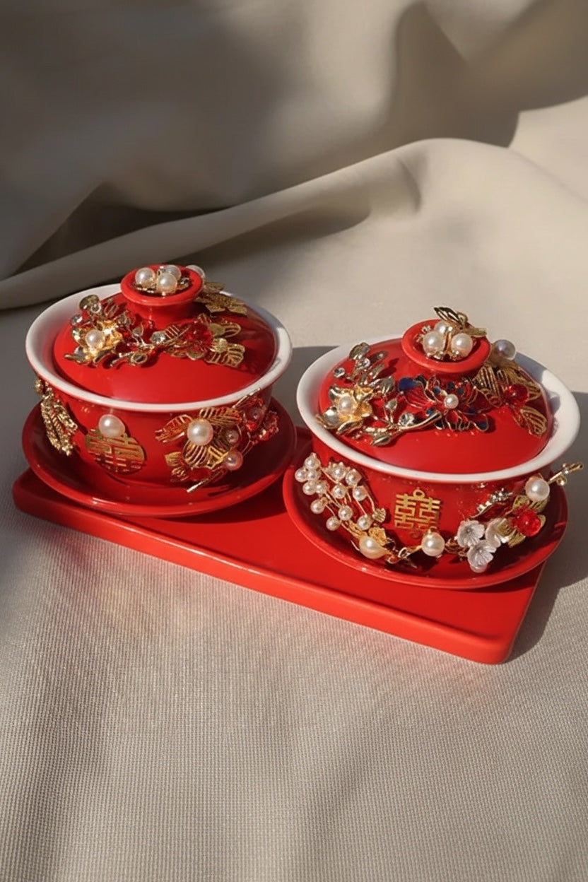 طقم مكون من وعاء شاي سيراميك ثلاثي الأبعاد مصنوع يدويًا من الذهب واللؤلؤ، يحمل شعار "السعادة المزدوجة"، مع غطاء وصحن وصينية.