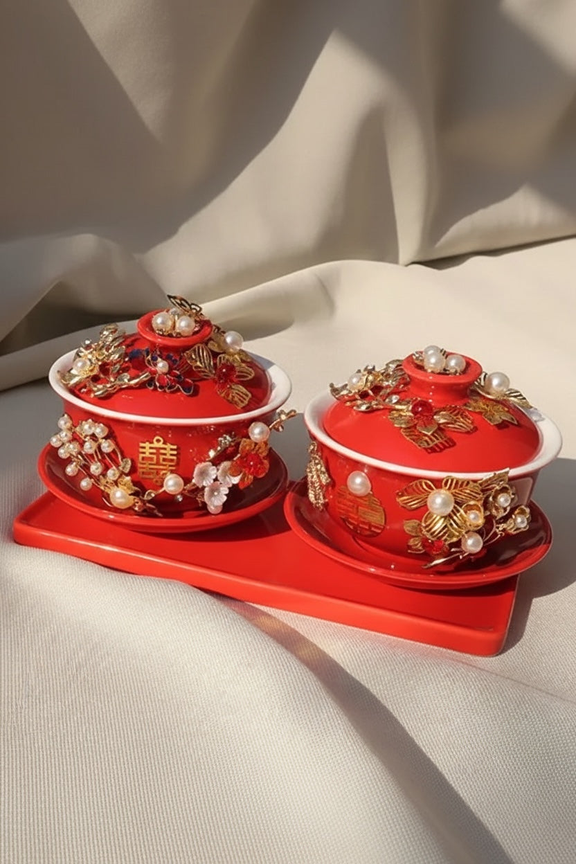 طقم مكون من وعاء شاي سيراميك ثلاثي الأبعاد مصنوع يدويًا من الذهب واللؤلؤ، يحمل شعار "السعادة المزدوجة"، مع غطاء وصحن وصينية.