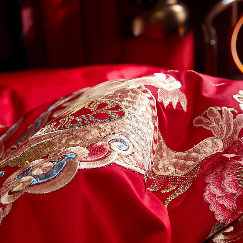 أطقم مفروشات زفاف صينية فاخرة من القطن المصري، من إمباير ديلوكس، بتطريز جولدن لونج فينيكس، تحمل عبارة "السعادة المزدوجة"؛ غطاء لحاف، ملاءة سرير، غطاء وسادة، متوفرة بمقاس كينج وكوين. 