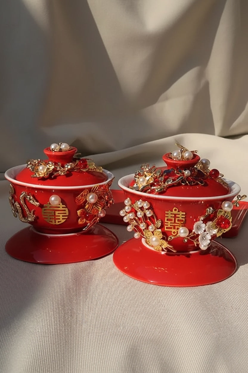 طقم مكون من وعاء شاي سيراميك ثلاثي الأبعاد مصنوع يدويًا من الذهب واللؤلؤ، يحمل شعار "السعادة المزدوجة"، مع غطاء وصحن وصينية.