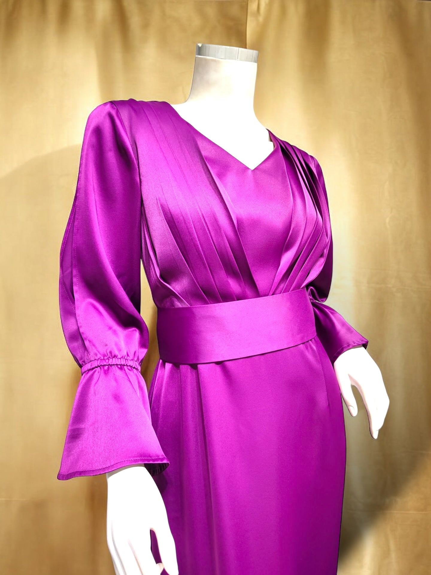 Robe crayon fendue à manches longues et taille haute avec col en V froncé