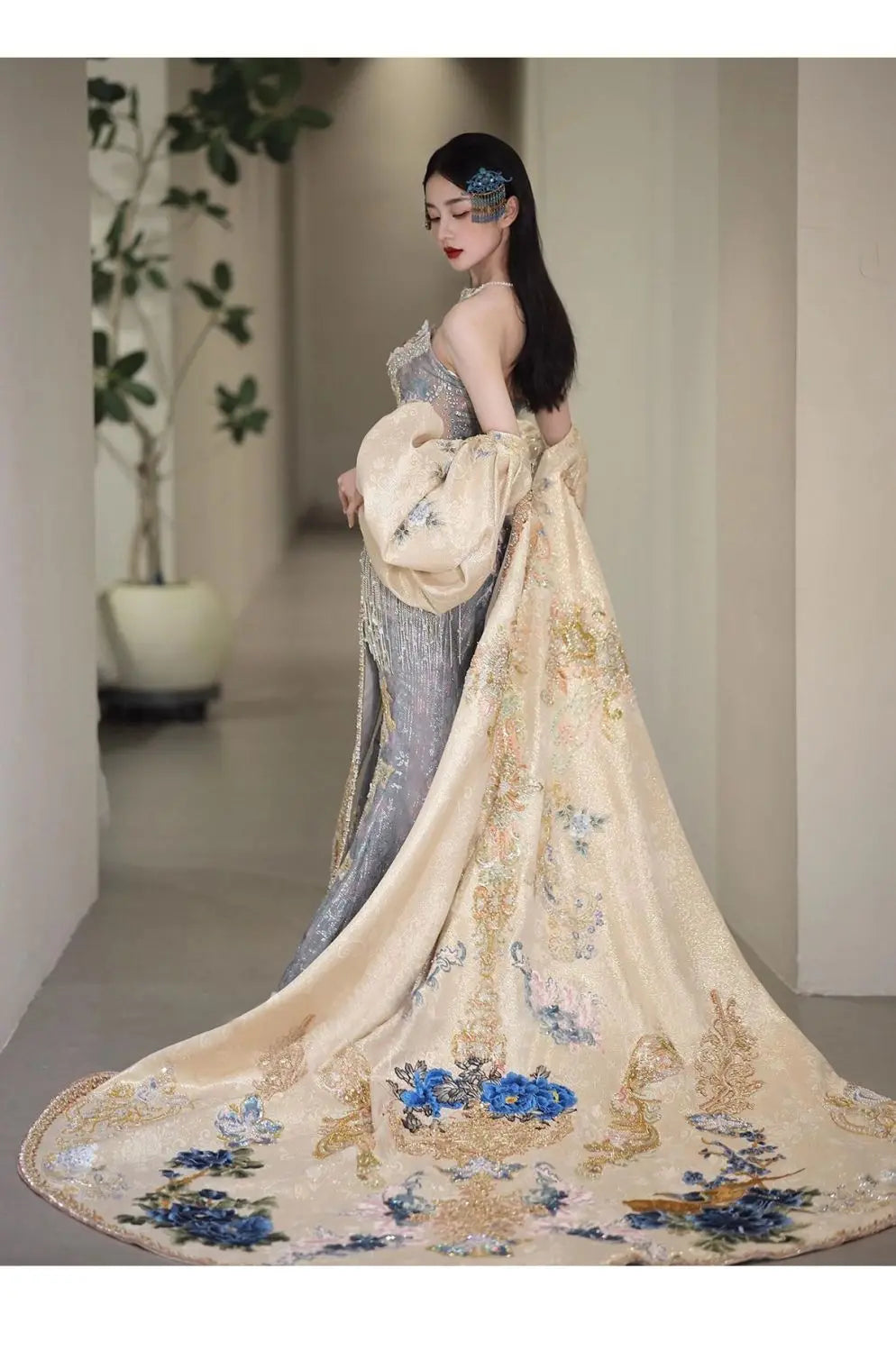 Robe de bal | Collection printemps-été 2026 | Robe de soirée longue en mousseline brodée, style princesse asiatique, avec peignoir amovible