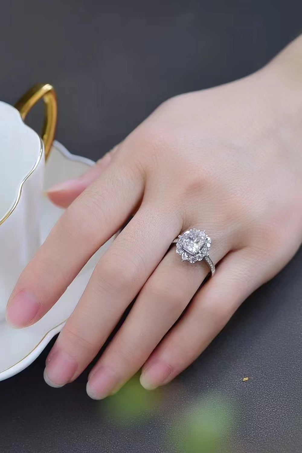 Bague en moissanite taille émeraude de 2 carats