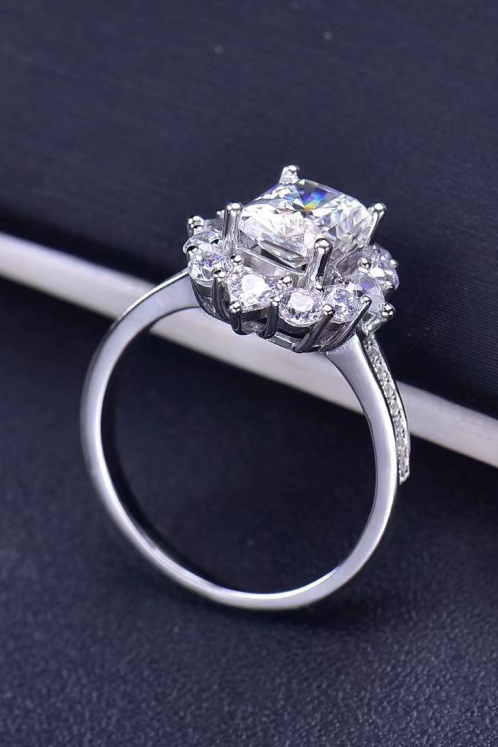 Bague en moissanite taille émeraude de 2 carats